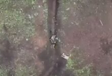 Photo of Publican el video de un supuesto soldado ruso que repele bombas lanzadas desde un dron ucraniano