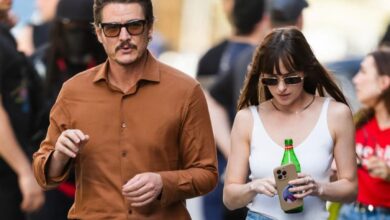 Photo of Dakota Johnson y Pedro Pascal viven romántico momento en NY en medio de la grabación de su nueva película