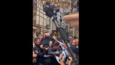 Photo of Policía israelí detiene a la fuerza a un guardia del cónsul griego durante el Fuego Santo (VIDEO)