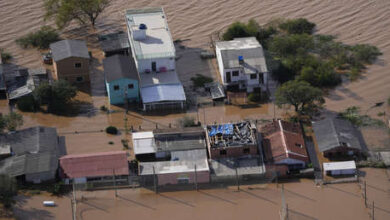 Photo of VIDEO: Inundaciones en Brasil dejan varado a un caballo sobre el techo de una casa