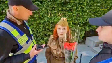 Photo of Policía de Kiev impide a anciana depositar flores en monumento soviético por su uniforme