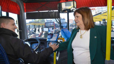 Photo of El momento incómodo de Bullrich al intentar pagar un colectivo con una tarjeta sin fondos