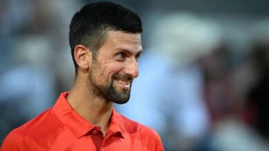 Photo of Djokovic firma autógrafos con casco tras recibir un golpe con una botella (VIDEO)