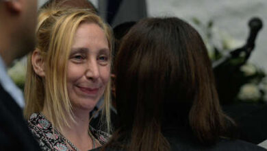 Photo of «Llegó El Jefe a Santa Fe»: reciben a Karina Milei con cánticos, pancartas y abrazos