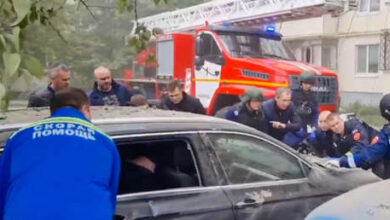 Photo of VIDEO: Gobernador de Bélgorod ayuda a retirar los escombros del edificio atacado por Kiev