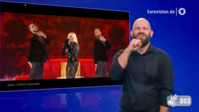 Photo of VIDEO: Un intérprete de signos casi le «roba el ‘show'» al concursante español en Eurovisión