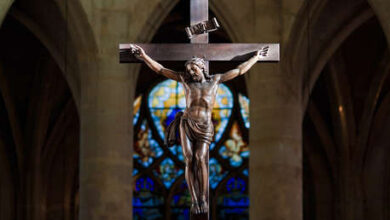 Photo of Un cura estadounidense afirma que «Jesús murió con una erección»