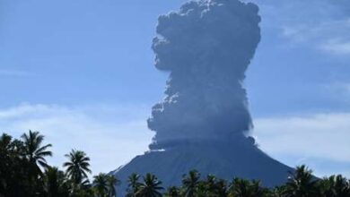 Photo of VIDEO: Un volcán indonesio entra en erupción y lanza una colosal columna de humo 