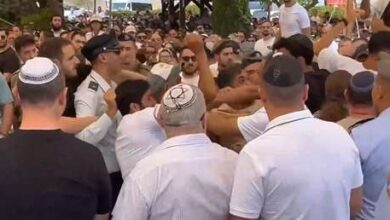Photo of VIDEO: Vuelan puñetazos durante el discurso de un ministro israelí en una ceremonia conmemorativa