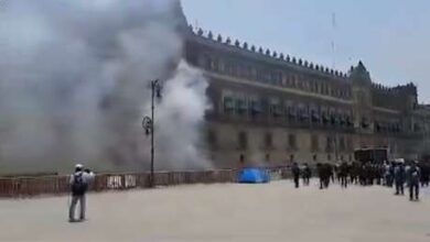 Photo of Lanzan petardos al Palacio Nacional de México (VIDEOS)