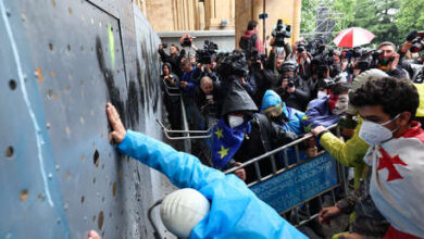 Photo of Manifestantes intentan irrumpir en el Parlamento de Georgia (VIDEO)