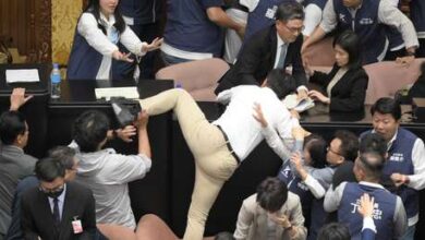 Photo of Diputado taiwanés roba un proyecto de ley y huye del Parlamento para impedir su aprobación (VIDEO)