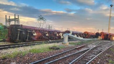 Photo of Fuertes ráfagas de viento vuelcan un tren de mercancías en Italia (VIDEO)