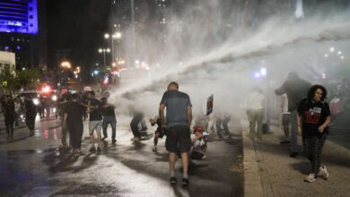 Photo of Policía dispersa con cañones de agua una protesta multitudinaria en Tel Aviv (VIDEO)