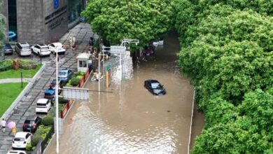 Photo of Habitantes de ciudades chinas caminan con el agua hasta el pecho durante fuertes lluvias (VIDEOS)