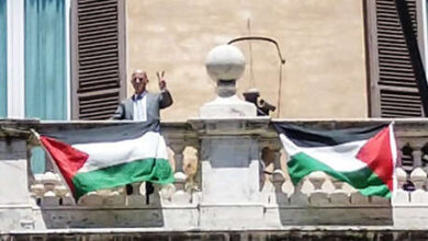 Photo of VIDEO: Exdiputado italiano se sube al balcón de la Cámara de Diputados y cuelga banderas palestinas