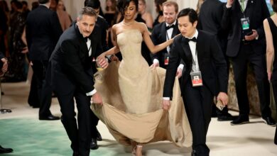 Photo of ¡Una locura! Tyla necesitó ser cargada escalón por escalón para entrar a la Met Gala 2024