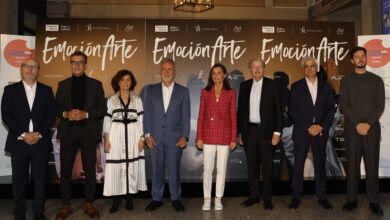 Photo of Cero tacones para la reina Letizia: Se fracturó un dedo y apareció en zapatos deportivos en un evento