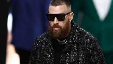 Photo of Travis Kelce, la pareja de Taylor Swift, aprovecha la fama y se luce en el Derby de Kentucky y en el GP de Miami