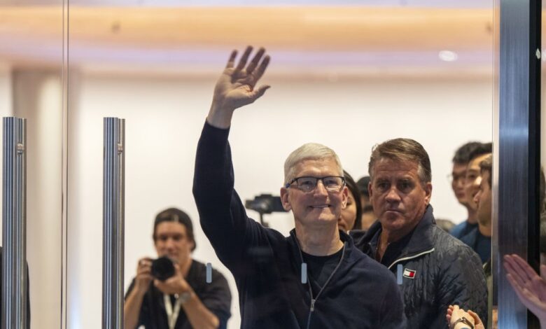 Photo of Tim Cook confía en que la integración de IA en Apple reactivará las ventas del iPhone