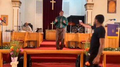 Photo of Hombre interrumpió misa en Pensilvania para disparar contra el pastor: “Dios atascó el arma”
