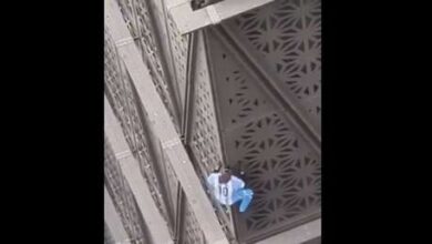 Photo of Un hombre vestido como Messi escala sin protección una de las torres más altas de Argentina (VIDEOS)