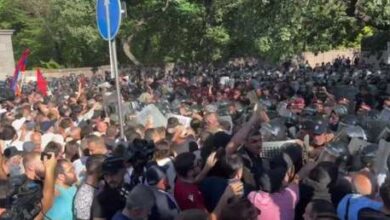Photo of VIDEO: La Policía utiliza granadas aturdidoras para dispersar protestas masivas en Armenia