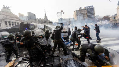 Photo of La brutal represión de las protestas en Argentina, en imágenes