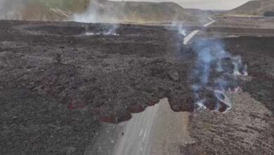 Photo of VIDEO: Enorme flujo de lava de un volcán activo ‘engulle’ una carretera en Islandia