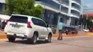 Photo of VIDEO: Polémica por ministro en patinete eléctrico por las calles de Honduras