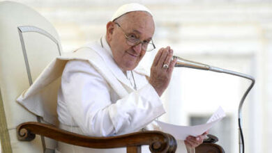 Photo of Den sermones breves o «las personas se duermen», dice el papa Francisco a los sacerdotes