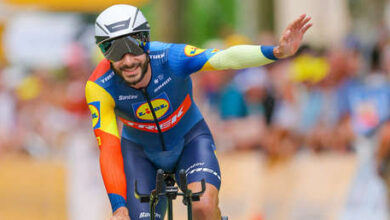 Photo of Multan a un ciclista por besar a su esposa en el Tour de Francia