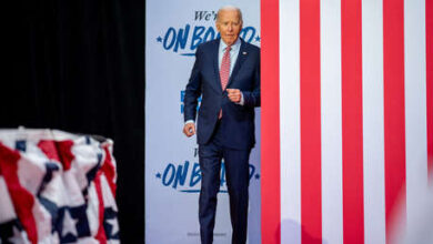 Photo of Biden recibe instrucciones sobre cómo entrar y salir del escenario con letra grande y fotos