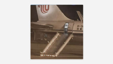 Photo of Una pasajera que volaba por primera vez abre la puerta de emergencia del avión pensando que era el baño