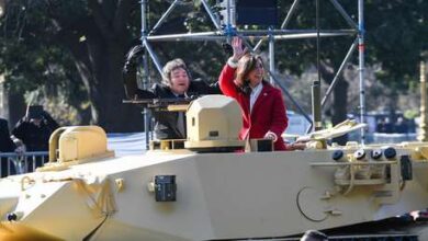 Photo of VIDEOS: Milei se sube a un tanque de guerra en desfile militar