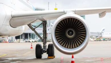 Photo of Un mecánico muere succionado por el motor de un avión