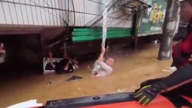 Photo of Un hombre mantiene a su esposa embarazada a flote durante 3 horas en una inundación