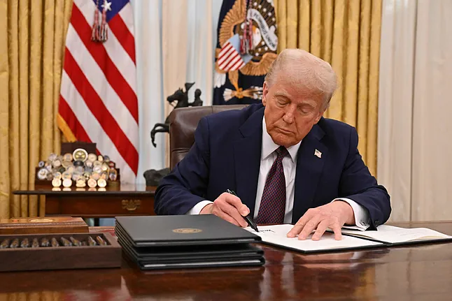 Photo of Trump emite órdenes ejecutivas para desclasificar los archivos de los asesinatos de los Kennedy y MLK Jr.