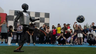 Photo of Robots humanoides juegan un partido de fútbol en Pekín mientras China intensifica sus planes de inteligencia artificial