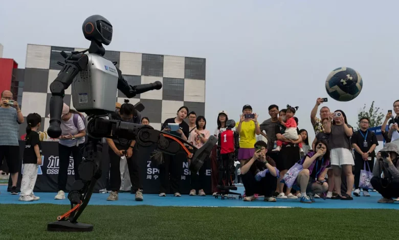 Photo of Robots humanoides juegan un partido de fútbol en Pekín mientras China intensifica sus planes de inteligencia artificial